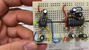 CIRCUIT INTÉGRÉ À 42 CONTACTS
