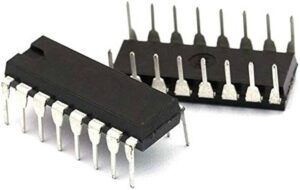 Circuit intégré (IC) KM4164B-10 à 16 contacts.