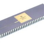 Circuit intégré (IC) MC68000L10 à 64 contacts.