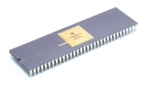 Circuit intégré (IC) MC68000L10 à 64 contacts.