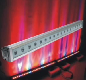 Wash light bar à 18 DELs de 3 watts