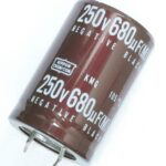 Condensateur polarisé  680 µF à 250 VDC