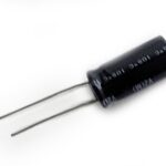 Condensateur radial, polarisé 33µF à 160V 105°