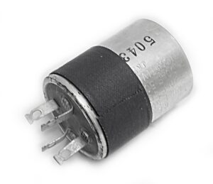 Condensateur radial, polarisé 220µF +220UF+100UF à 50V, condensateur à 4 pôle 3 en 1