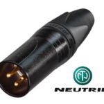 Connecteur mâle 3 pôles avec boîtier métallique noir et contacts dorés.