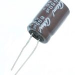 Condensateur polarisé  680 µF à 50 VDC 105°C