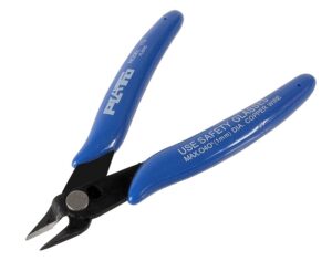 Pince pour couper et dégainer le câble